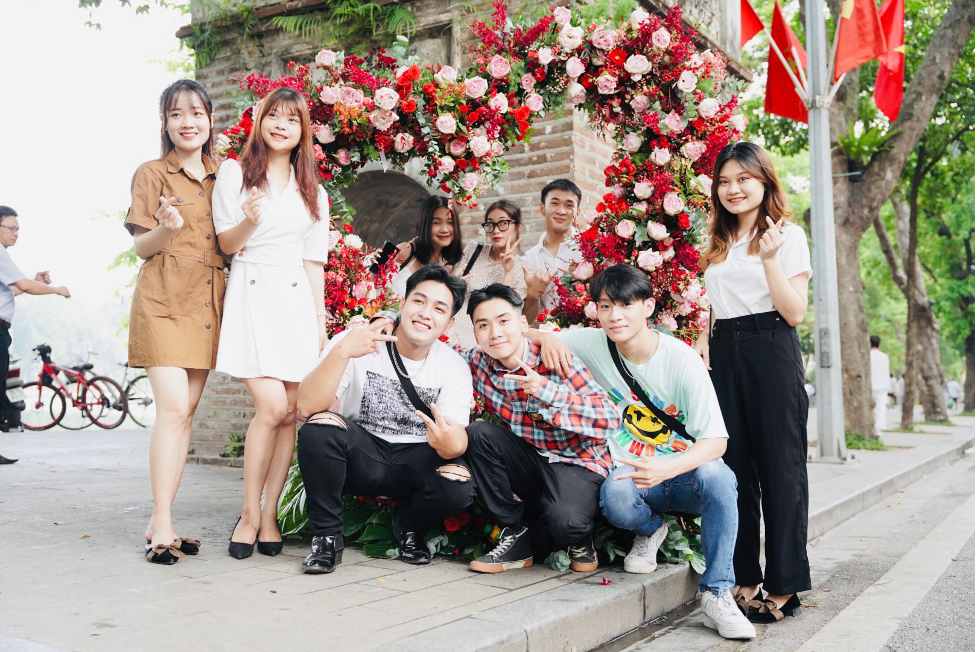 Đỗ Duy Anh, một bạn trẻ đang làm việc tại Hà Nội hào hứng chia sẻ: “Cứ thỉnh thoảng, trên đường phố Hà Nội lại có những điều rất bất ngờ như vậy. Nhưng lần đầu tiên mình thấy hoa sen được kết thành hình trái tim lớn như vậy. Mà ấn tượng nhất chính là mọi người đều được đến rút hoa sen từ trái tim đó để nhận thông điệp bất ngờ. Bạn thử rút đi, thú vị lắm!”.