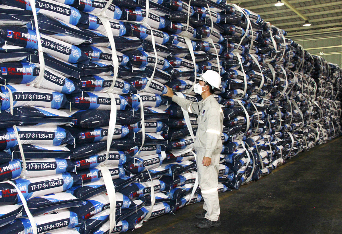 Nhà máy Đạm Phú Mỹ và các xưởng sản xuất của PVFCCo đã hoạt động an toàn, liên tục, sản lượng đạt hơn 600 ngàn tấn phân bón và hóa chất các loại, tăng hơn 30% so với cùng kỳ 2021.