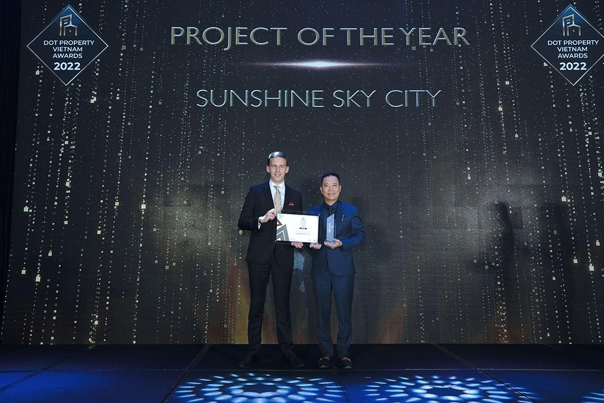 Đại diện Sunshine Sky City nhận giải thưởng Dự án của năm do nhà đầu tư bình chọn.
