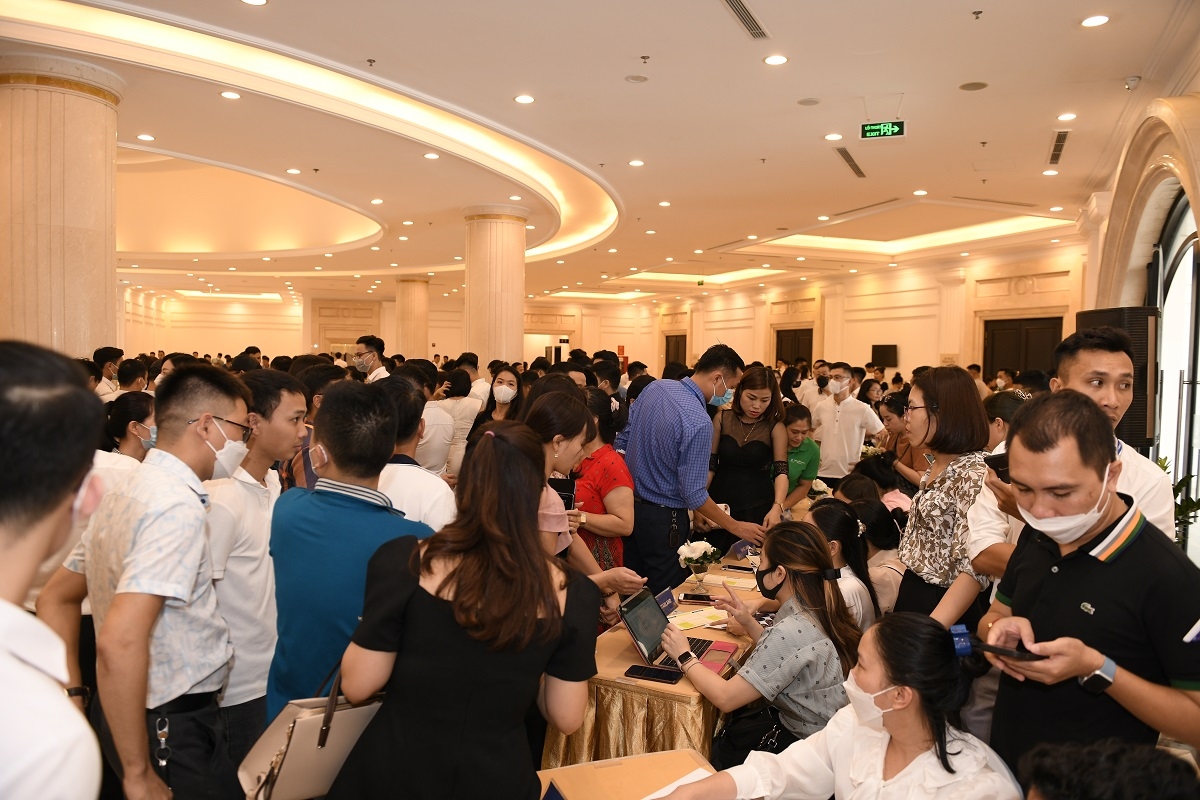 Nhiều khách hàng tham dự sự kiện mở bán phân khu Cọ Xanh và Đảo Dừa đã chọn cho mình được những sản phẩm ưng ý.