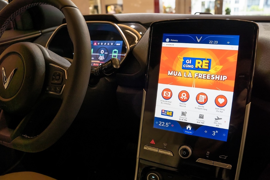 VF e34 được tích hợp hàng loạt dịch vụ, tiện ích thông minh trên màn hình trung tâm.