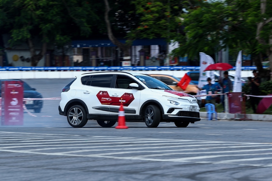 VF e34 bị đẩy đến mọi giới hạn trong vận hành thông qua các bài thi khắc nghiệt của giải đua Gymkhana.