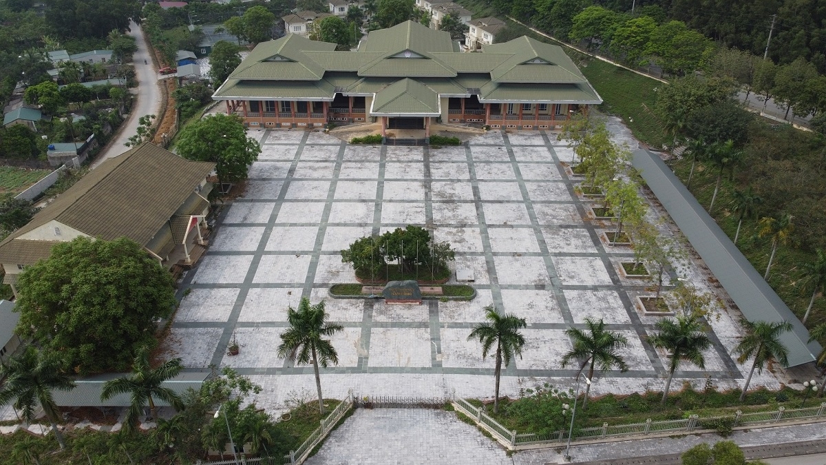 Trung tâm Hội nghị Hàm Rồng tại TP Thanh Hóa hiện đang hư hỏng nặng và vẫn chưa có đơn vị tiếp quản.