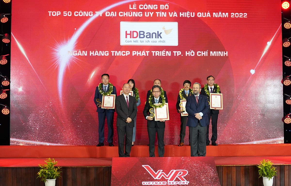Ông Trần Hoài Phương – giám đốc Khối KHDN của HDBank (đứng giữa) đại diện Ngân hàng nhận giải Top Công ty đại chúng uy tín & hiệu quả năm 2022.