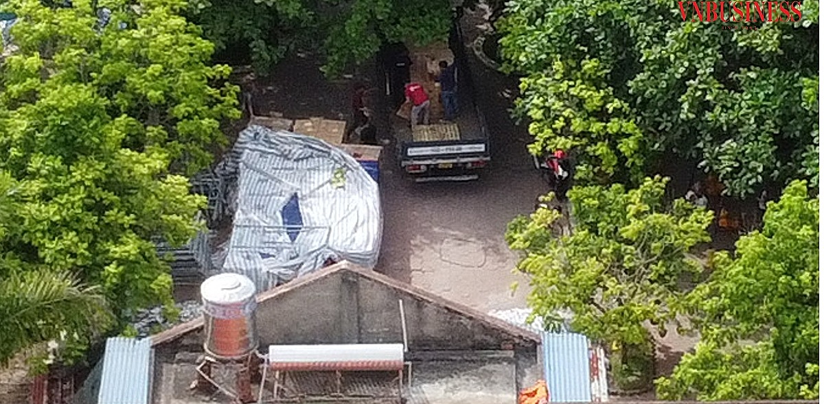 Vận chuyển giàn giáo, gạch lát về trường vào ngày 20/7.