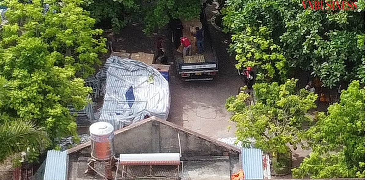 Vận chuyển giàn giáo, gạch lát về trường vào ngày 20/7.