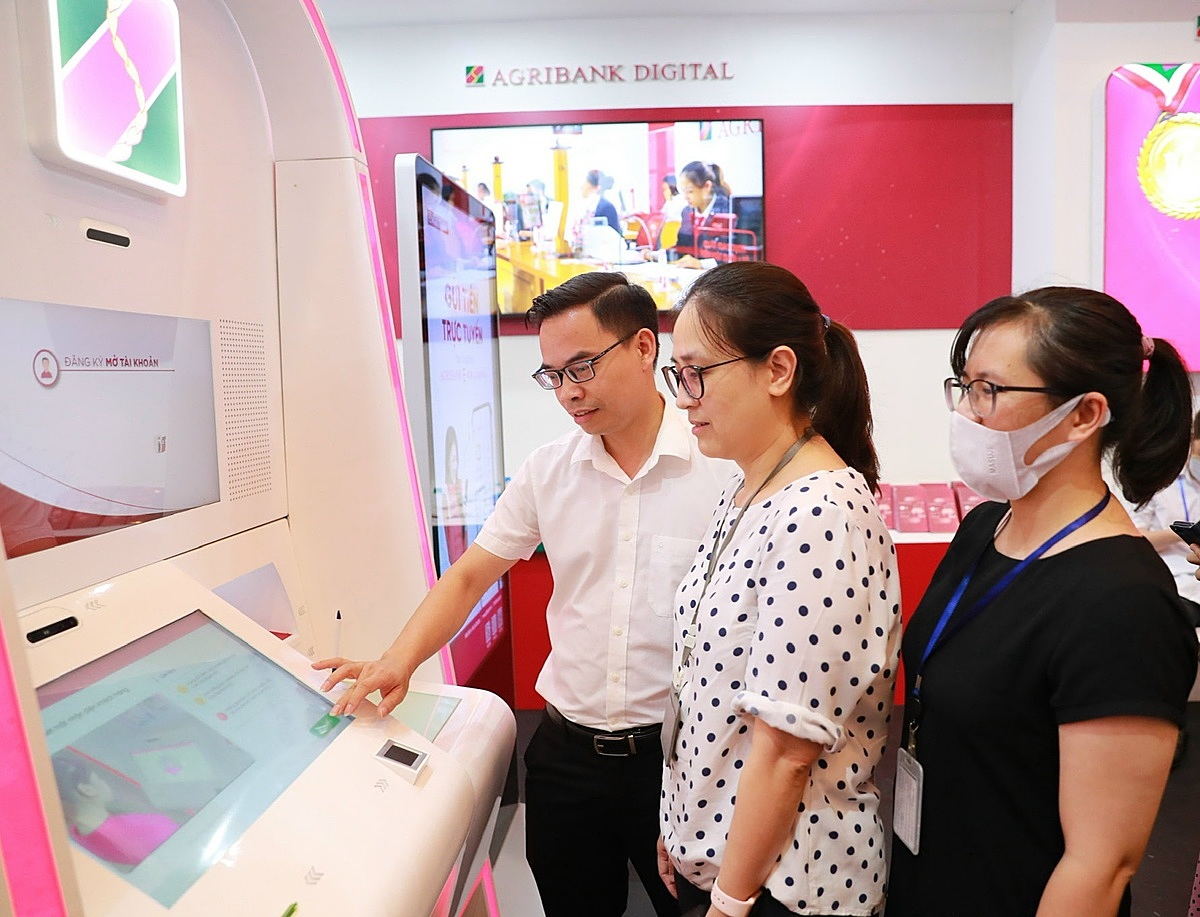 Khách hàng trải nghiệm dịch vụ Agribank Digital – 1 chạm đa tiện ích.