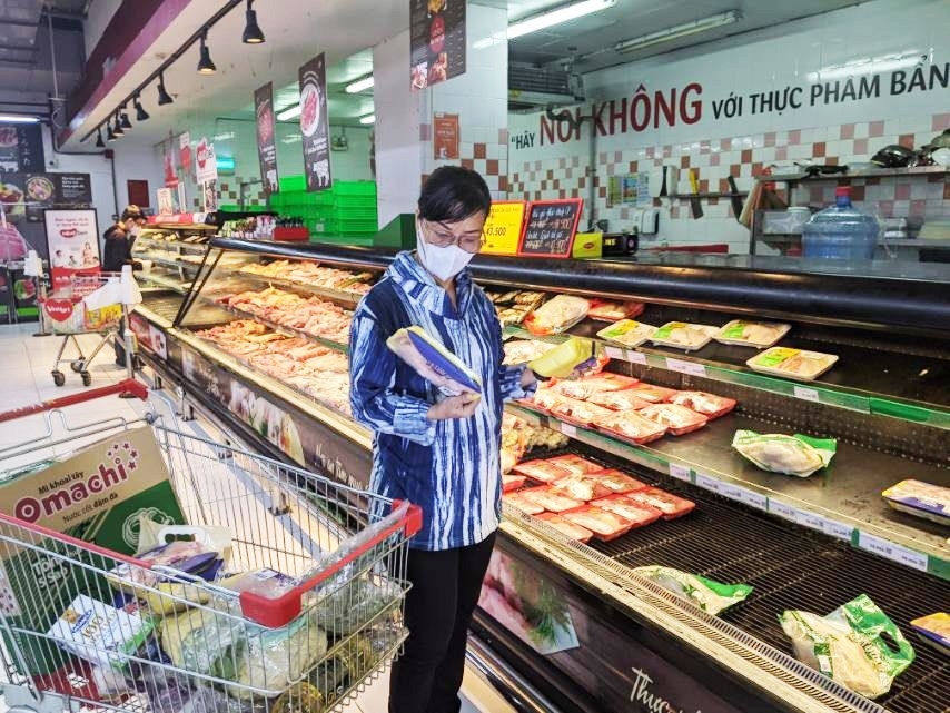 Nhiều siêu thị tung chương trình khuyến mãi để duy trì sức mua.