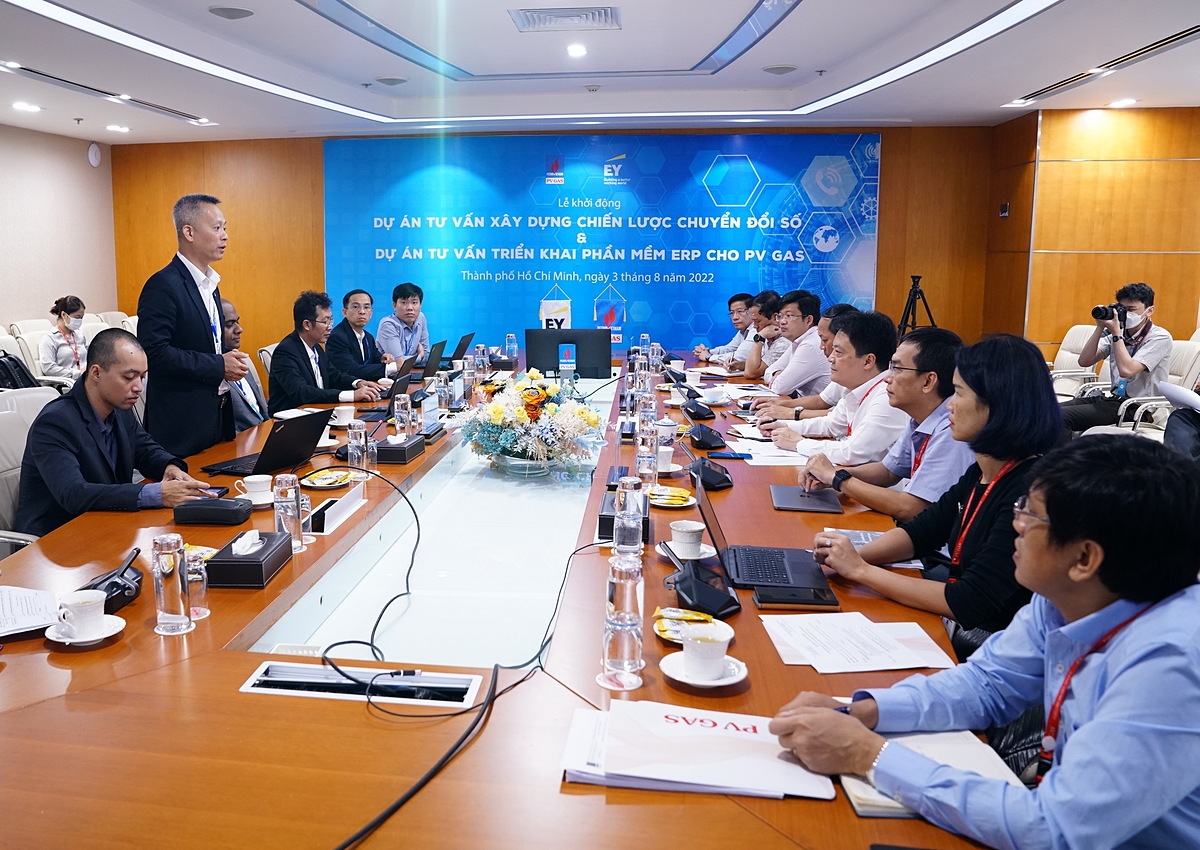 Ông Phan Đằng Chươngtrình bày kế hoạch tổng thể và chiến lược thực hiện dự án.