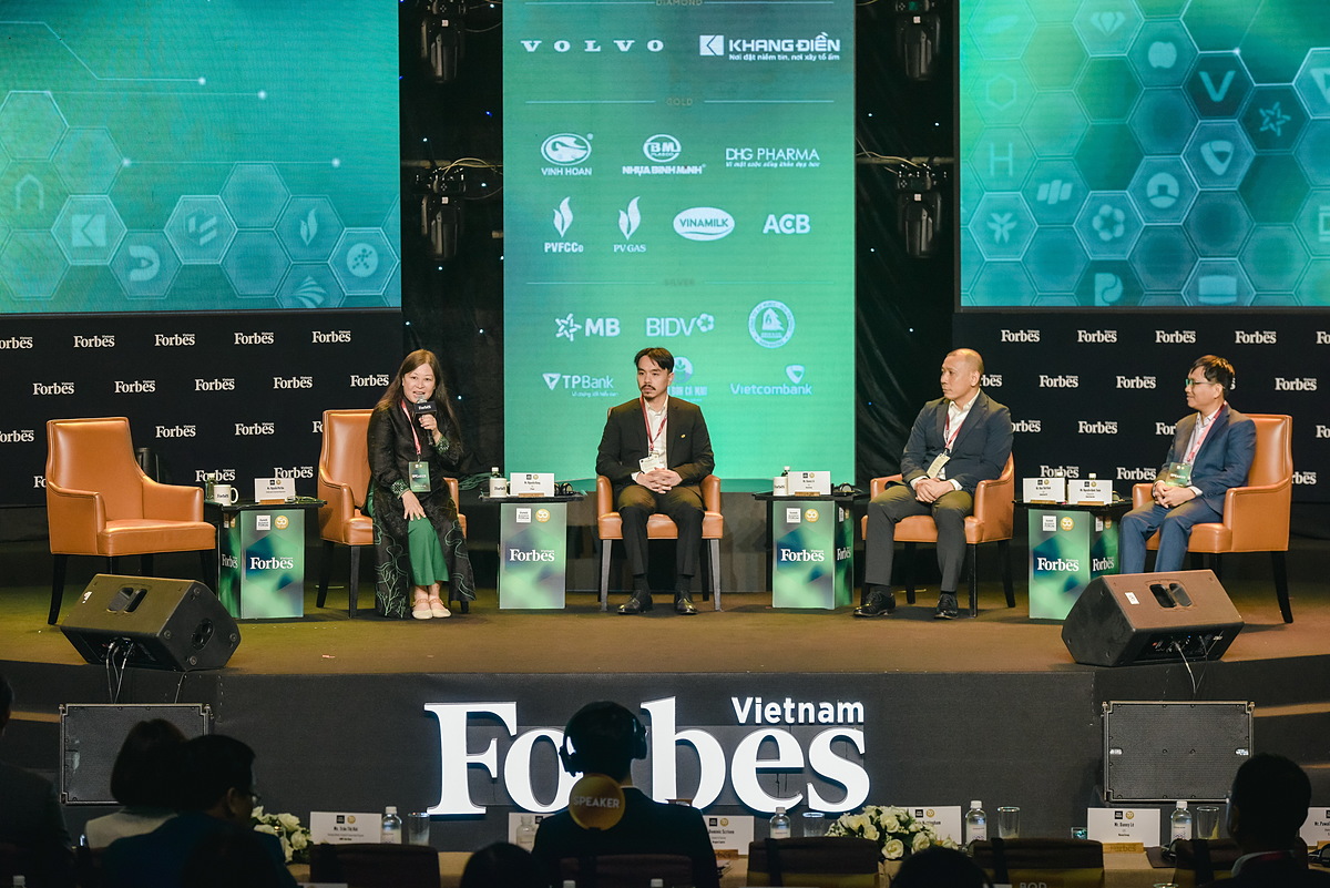 Diễn đàn Kinh doanh của Forbes có chủ đề Tái tạo tăng trưởng thu hút sự quan tâm đặc biệt của các nhà hoạch định chính sách, các chuyên gia, các lãnh đạo doanh nghiệp.