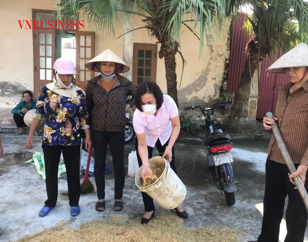 Bà con nhân dân xã Minh Tân huyện Kiến Thụy đang trộn trấu làm men ủ.