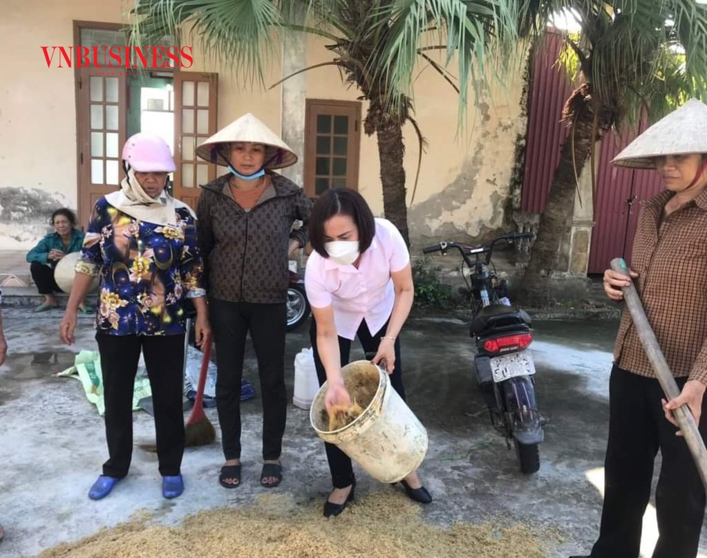 Bà con nhân dân xã Minh Tân huyện Kiến Thụy đang trộn trấu làm men ủ.