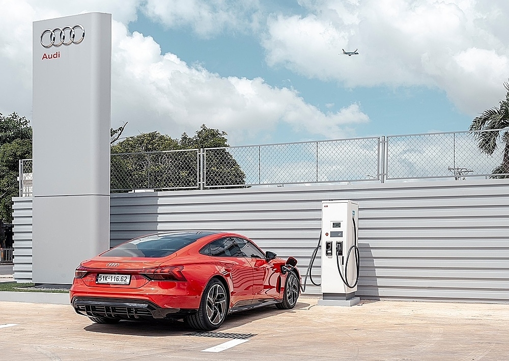 Bộ sạc nhanh DC công suất cao của ABB tại Audi Tân Bình (ABB DC Fast Charger at Audi Tan Binh Center).