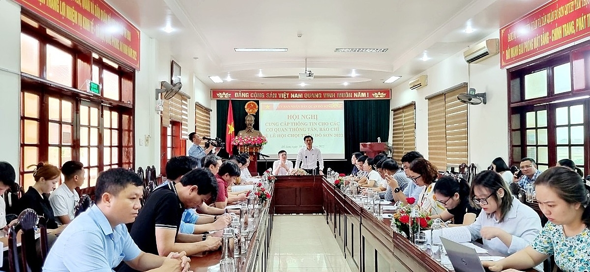 Ông Phạm Hoàng Tuấn - Phó Chủ tịch quận Đồ Sơn cung cấp thông tin cho báo chí.