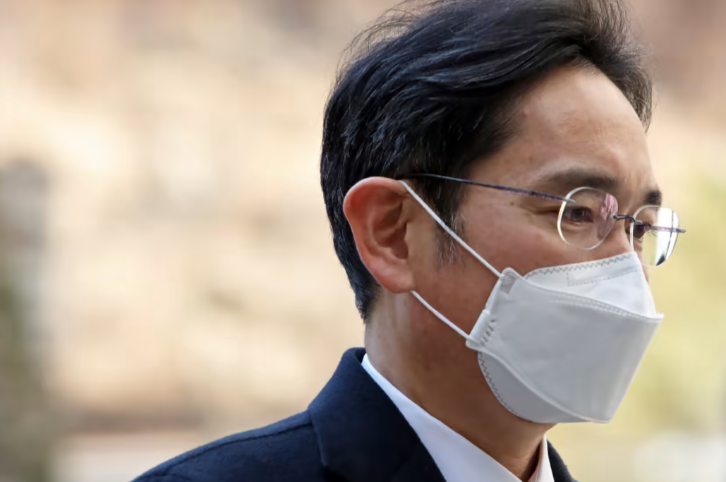 Phó Chủ tịch Samsung Electronics Lee Jae-yong đang nhận lệnh ân xá từ Tổng thống Hàn Quốc Yoon Suk-yeol. (Ảnh Jean Chung)