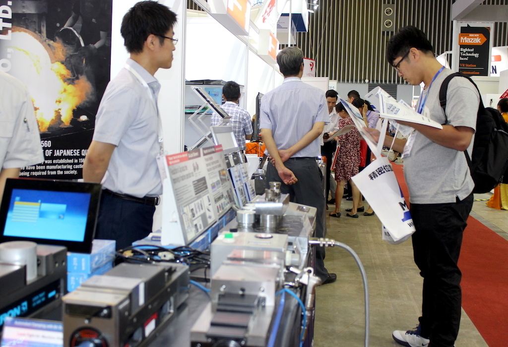 Các doanh nghiệp Trung Quốc trưng bày các sản phẩm mới nhất để khách hàng tại Việt Nam trải nghiệm và cảm nhận các xu hướng mới.