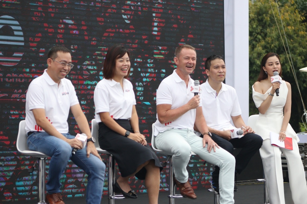 Đại diện Techcombank chia sẻ thông tin tại cuộc họp báo.