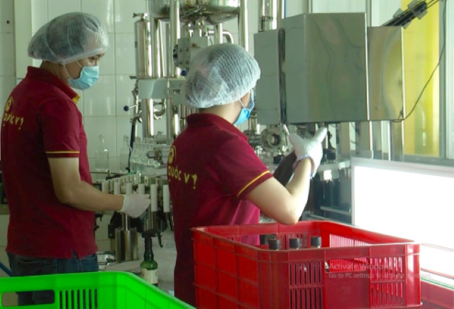 Dán tem truy xuất nguồn gốc sản phẩm nước mắm Phú Quốc được đánh giá không đơn thuần chỉ có giá trị về mặt kinh tế, mà còn là cách để các doanh nghiệp chung tay bảo vệ lợi ích cộng đồng, đẩy lùi hàng giả, hàng nhái (Ảnh: Int)