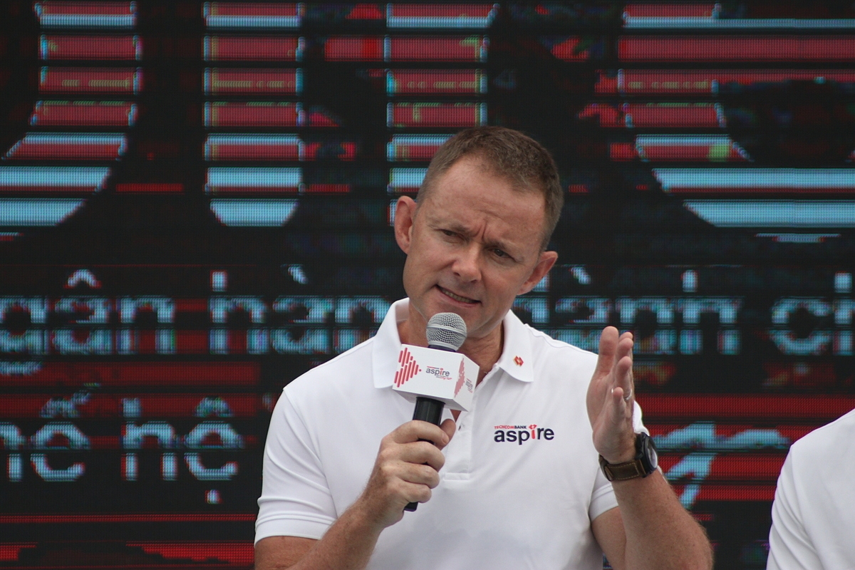 Ông Darren Buckley - Giám đốc Khối Ngân hàng bán lẻ Techcombank chia sẻ thông tin tại sự kiện.