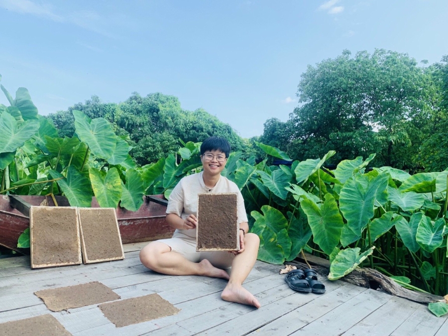 Chị Quỳnh Vân làm giấy thủ công từ cây dâu tằm (Ảnh nhân vật cung cấp).