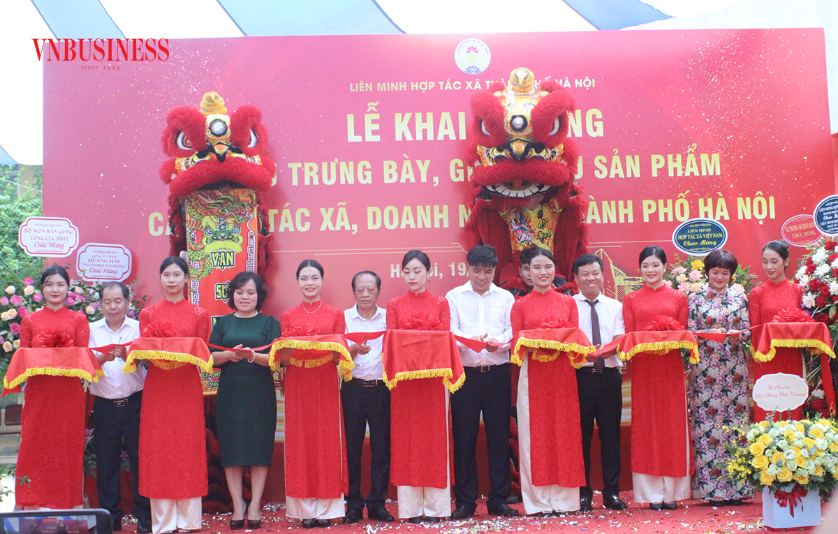 Lễ cắt băng khánh thành Khu trưng bày sản phẩm HTX, doanh nghiệp tại Hà Nội.