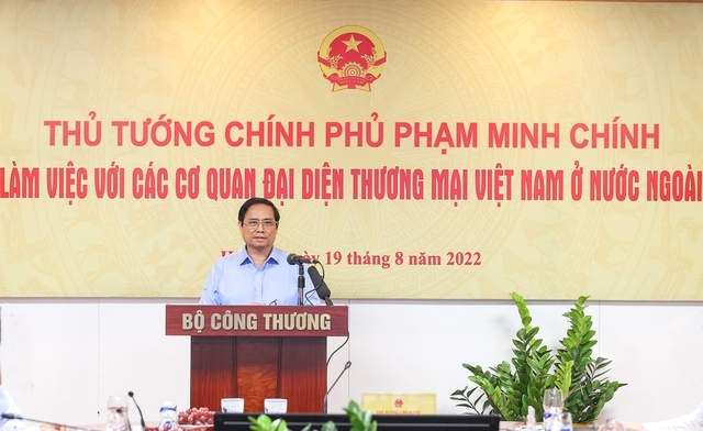 Thủ tướng Phạm Minh Chính chủ trì buổi làm việc với hệ thống Thương vụ Việt Nam tại nước ngoài theo hình thức trực tuyến (Ảnh: VGP)