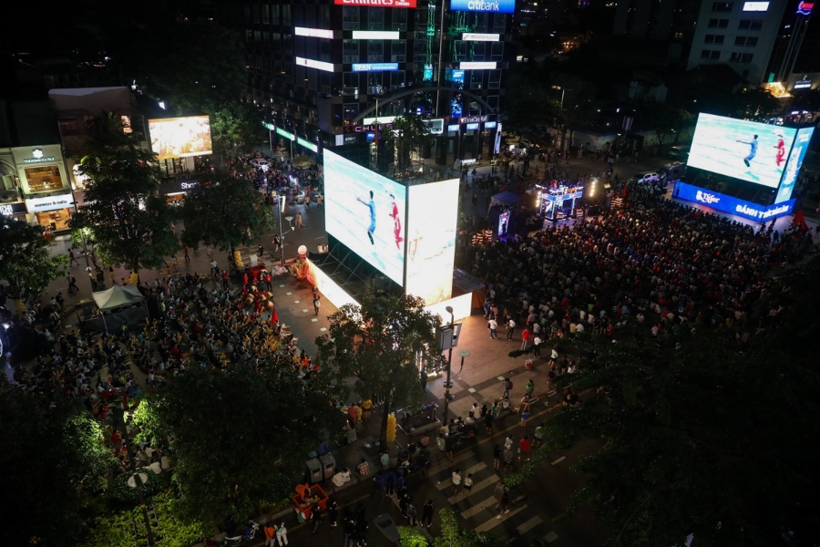 Người Sài Gòn cổ vũ tuyển Việt Nam gặp Myanmar tại phố đi bộ Nguyễn Huệ, tối 13/5. Nguồn: VnExpress