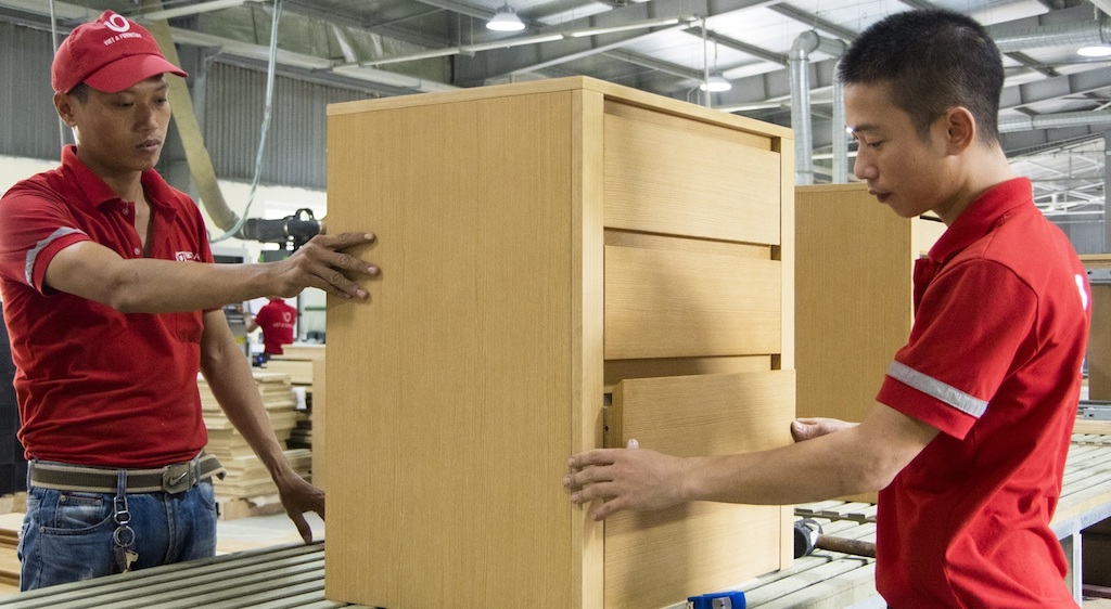 Các DN ngành gỗ đứng trước nhiều sức ép về vốn vay ngân hàng, chi phí người lao động, nguyên liệu đầu vào…, trong khi xuất khẩu sang thị trường chủ lực là Mỹ đang có vấn đề.