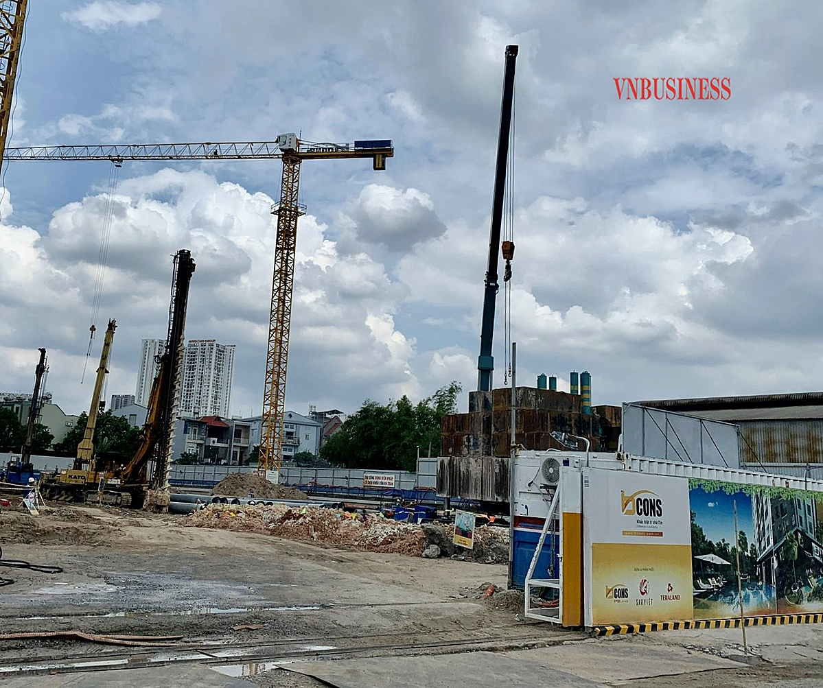 Tương tự, dự án Bcons Polygon (tọa lạc trên đường Bế Văn Đàn, phường An Bình, TP Dĩ An, tỉnh Bình Dương) cũng đang ngổn ngang, chưa thi công xong phần móng.