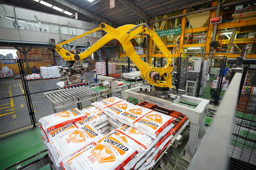 Bên trong nhà máy sản xuất thức ăn chăn nuôi của Japfa tại Long An.