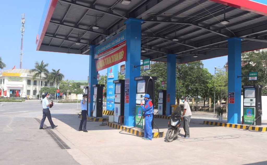 Đối với các thương nhân đầu mối kinh doanh xăng dầu, các thương nhân phân phối xăng dầu, thay vì than vãn thì điều nên làm là duy trì hoạt động bán hàng tại các cửa hàng bán lẻ xăng dầu.
