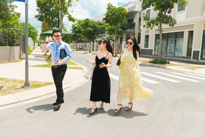 Nhà đầu tư Nguyễn Hồng Hạnh (áo vàng) đến từ Hà Nội thích thú tận hưởng không gian sống và khí hậu ấm áp tại Aqua City.