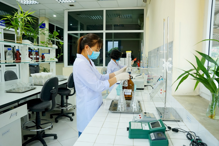 Nhà máy quản lý nguyên liệu theo quy trình một vòng tròn khép kín với 100% nguyên liệu đầu vào được lấy mẫu phân tích và kiểm tra chất lượng.