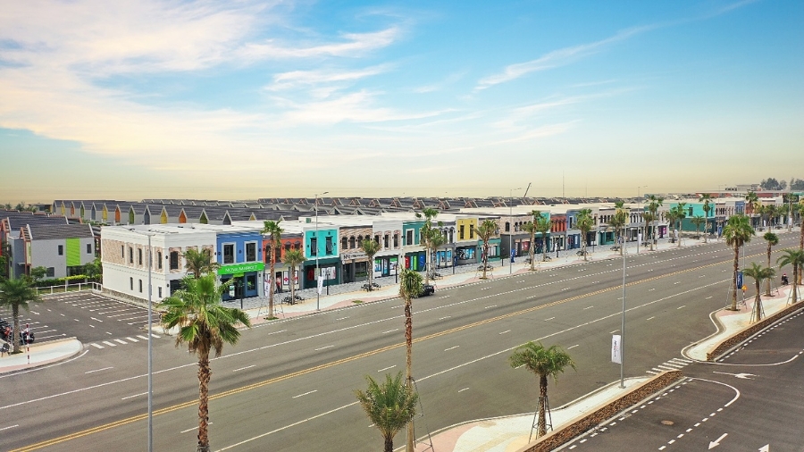 Dãy shophouse nhiều màu sắc nằm trên cung đường rộng 42m đi qua phân kỳ The Tropicana thuộc tổ hợp du lịch NovaWorld Ho Tram.