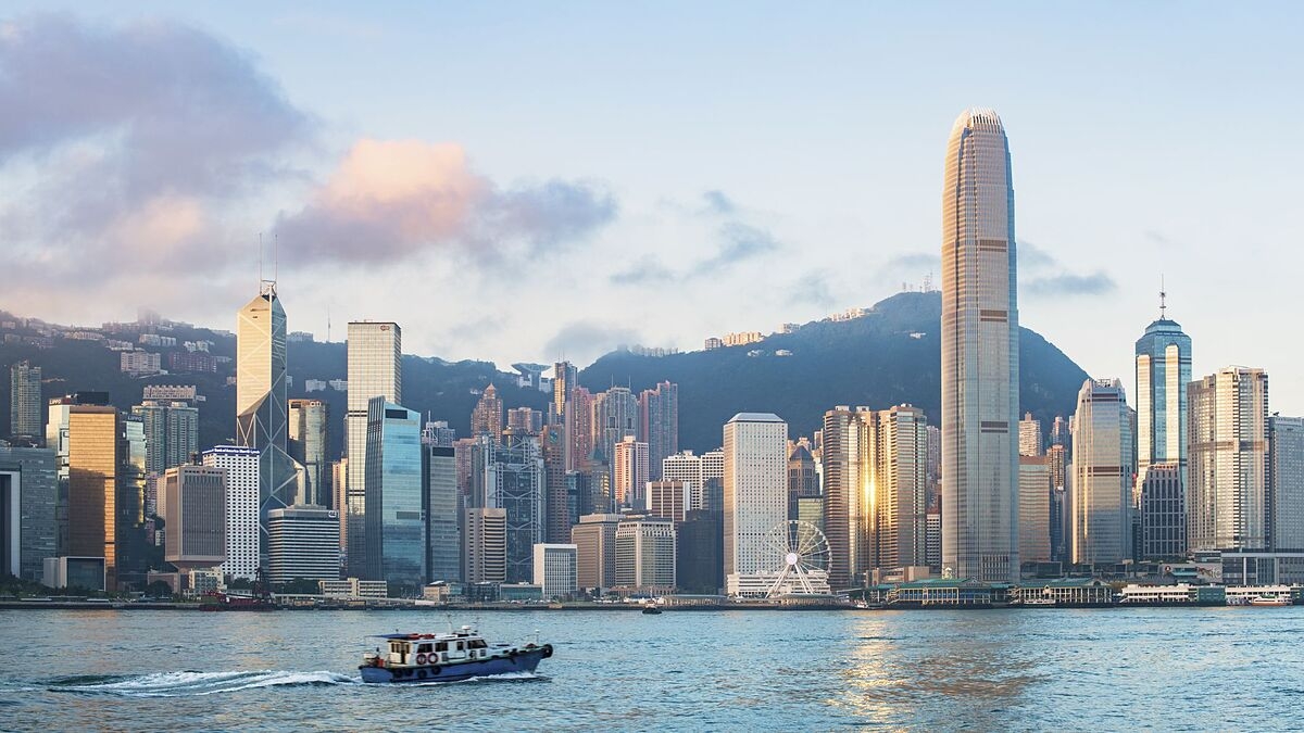 Bến cảng Victoria là địa điểm sầm uất bậc nhất Hong Kong, Trung Quốc (Ảnh: TripSavvy)