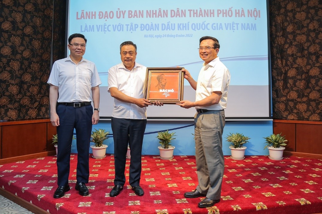 Lãnh đạo UBND thành phố Hà Nội tặng quà lưu niệm lãnh đạo Petrovietnam.