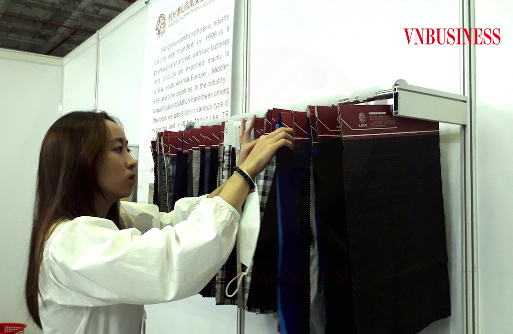 Mỗi tháng Việt Nam phải chi hơn 2 tỷ USD để nhập bông, xơ sợi dệt, vải các loại, nguyên phụ liệu dệt may, da giày…, chủ yếu có xuất xứ từ Trung Quốc.