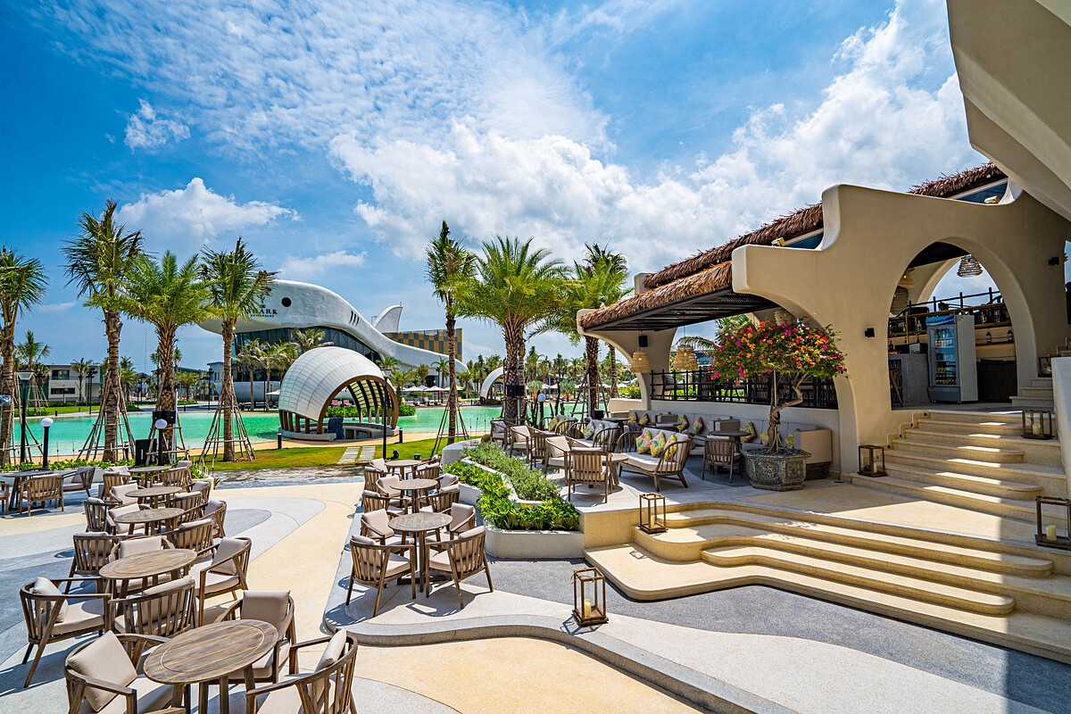 Sẵn sàng hòa mình vào không gian âm nhạc “cực chill” bên bờ biển Hồ Tràm với dàn ca sĩ khách mời cực chất tại Yoyo Beach Club, phân kỳ The Tropicana, NovaWorld Ho Tram.