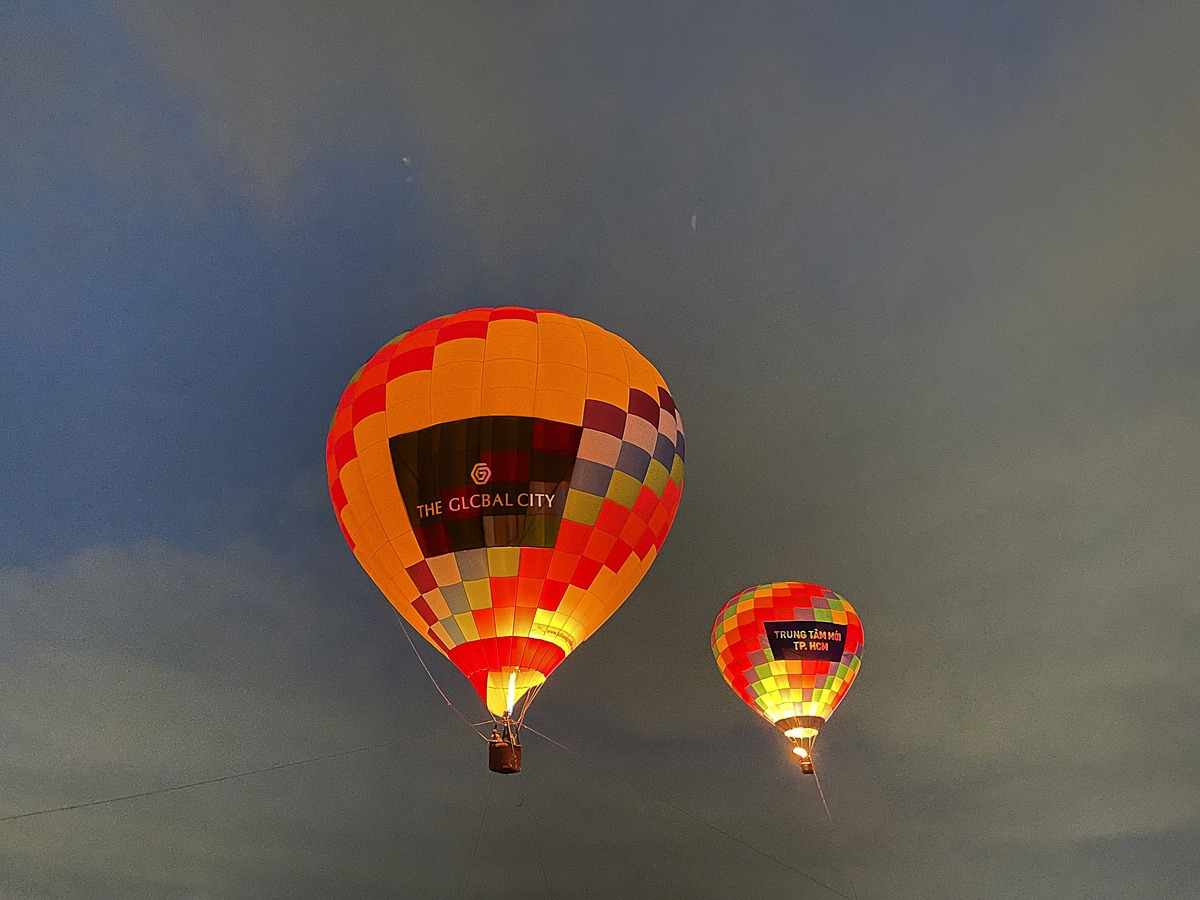 Khinh khí cầu lớn nhất Việt Nam rực rỡ trên bầu trời đại đô thị The Global City, chào đón Lễ hội nhạc nước sắp diễn ra vào tháng 9.