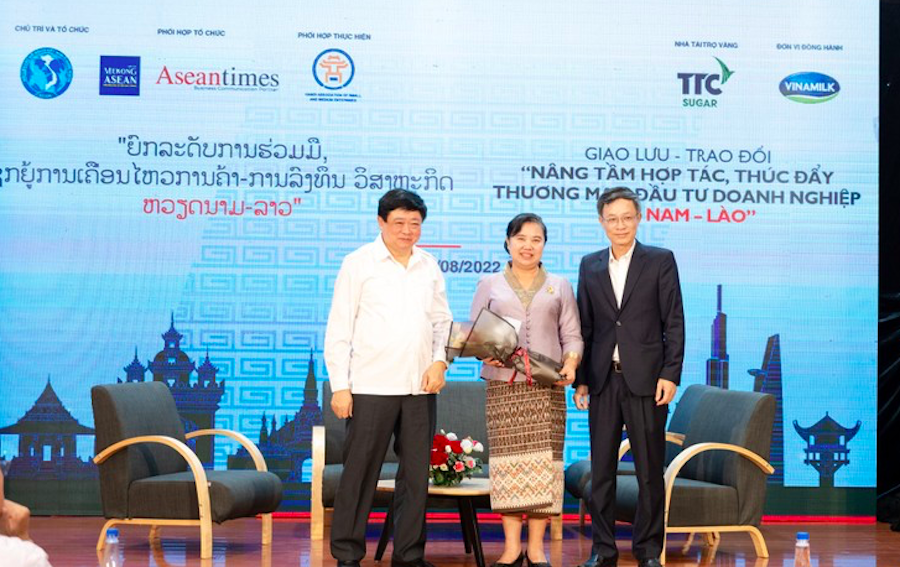 Ông Nguyễn Thế Kỷ (bên trái), nguyên Uỷ viên Trung ương Đảng