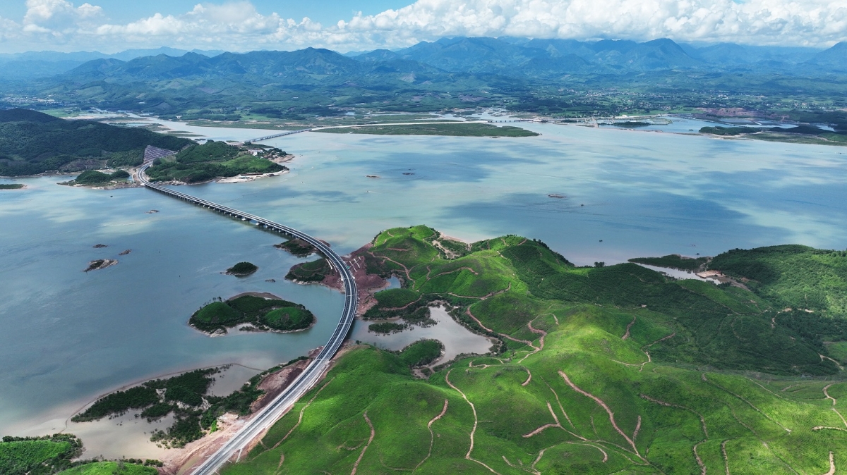 Cao tốc Vân Đồn - Móng Cái có tổng chiều dài toàn tuyến là 80,23km; bao gồm 2 đoạn: Vân Đồn - Tiên Yên dài 16,8km và Tiên Yên - Móng Cái dài 63,26km. Tuyến đường góp phần rút ngắn thời gian di chuyển từ Hà Nội - Móng Cái chỉ còn 3 giờ (hiện tại là 5,5 giờ).