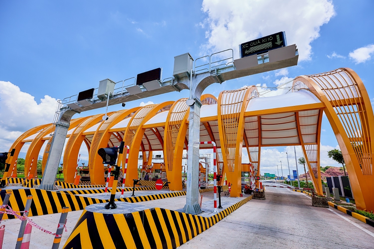 Toàn tuyến được bố trí 4 trạm thu phí tại đầu tuyến Km112+900, cuối tuyến Km146+500 và 2 nút giao Đầm Hà, Hải Hà. Việc thu phí sẽ được thực hiện theo hình thức không dừng (ETC).