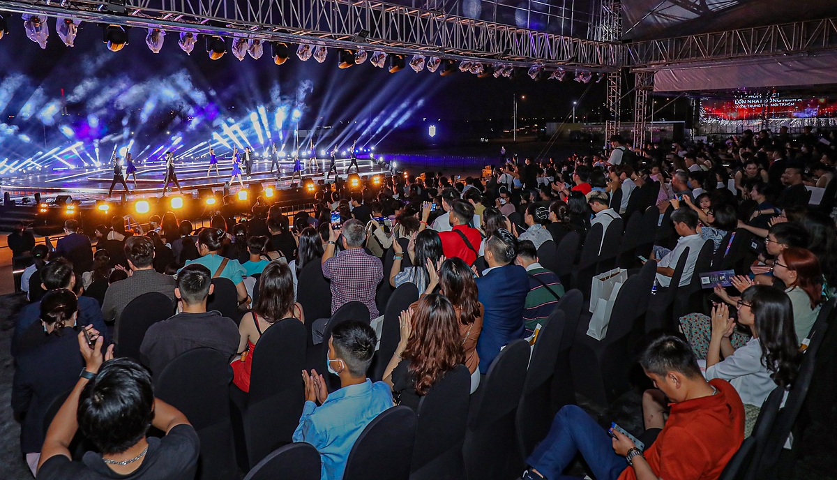 Đến với sự kiện khai trương, khán giả đã được chiêm ngưỡng tiết mục biểu diễn nhạc nước kết hợp ánh sáng laser kéo dài 15 phút sống động, mãn nhãn.