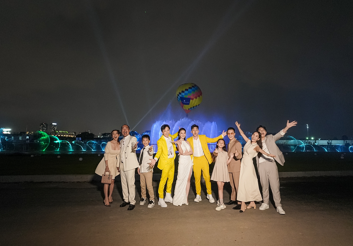 Đông đảo sao Việt đã đến check-in và cực kỳ ấn tượng với màn trình diễn nhạc nước hoành tráng chưa từng có.