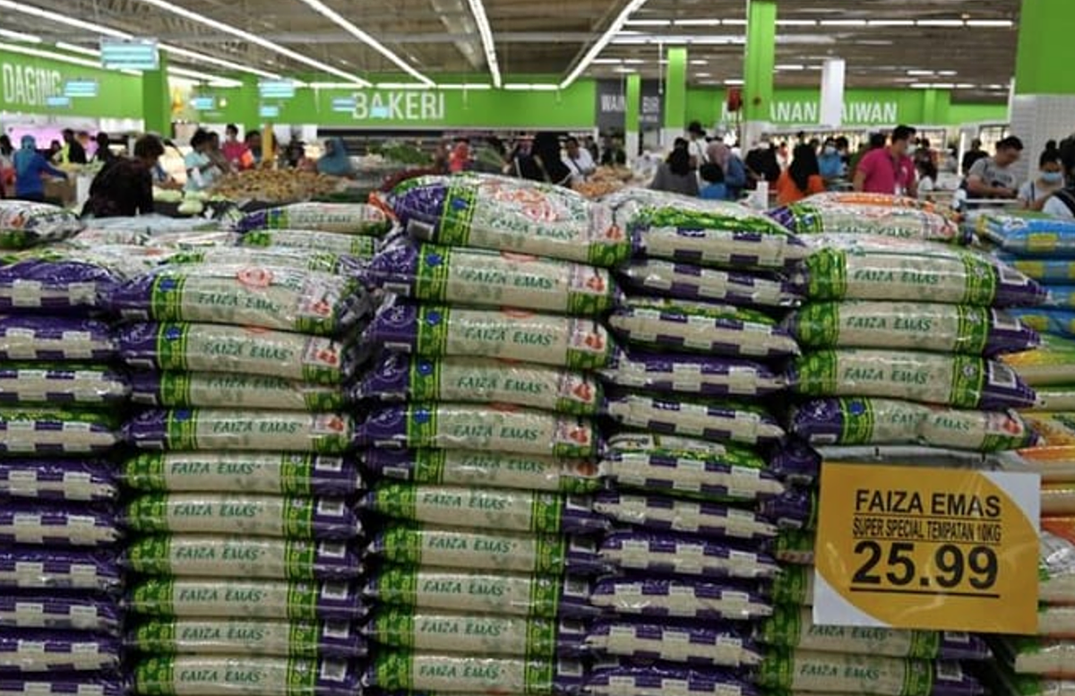 Những bao gạo được bày bán tại một siêu thị ở Penang. (Ảnh: AFP / Goh Chai Hin)