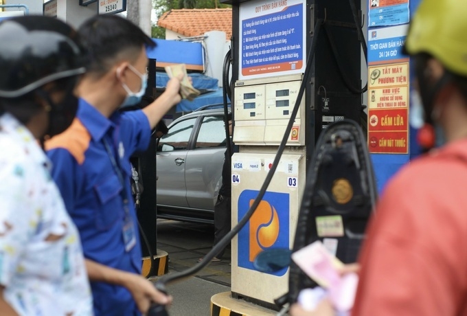 Giá xăng được điều chỉnh giảm, trong khi mặt hàng dầu tăng mạnh.