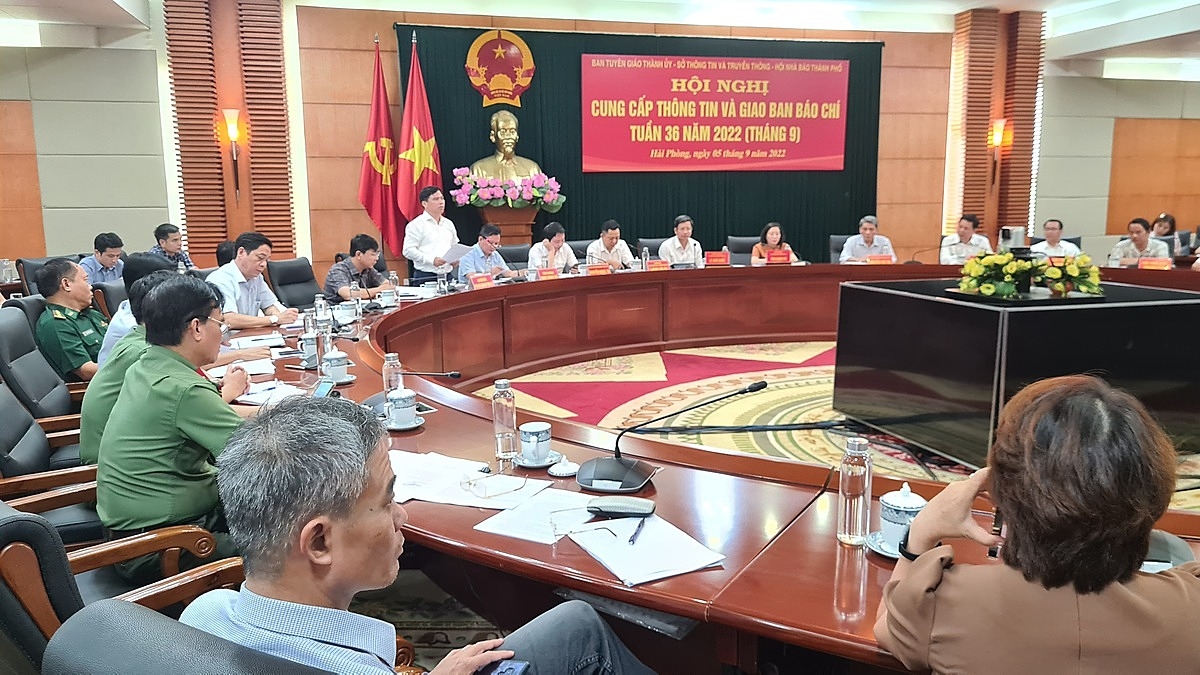 Ông Dương Đình Ổn, Chủ tịch UBND quận Hải An (người đứng): Việc nuôi ngao của bà con là tự phát. Quận đã vận động 15/28 hộ dân tự tháo dỡ chòi, tiếp tục thu hoạch ngao.