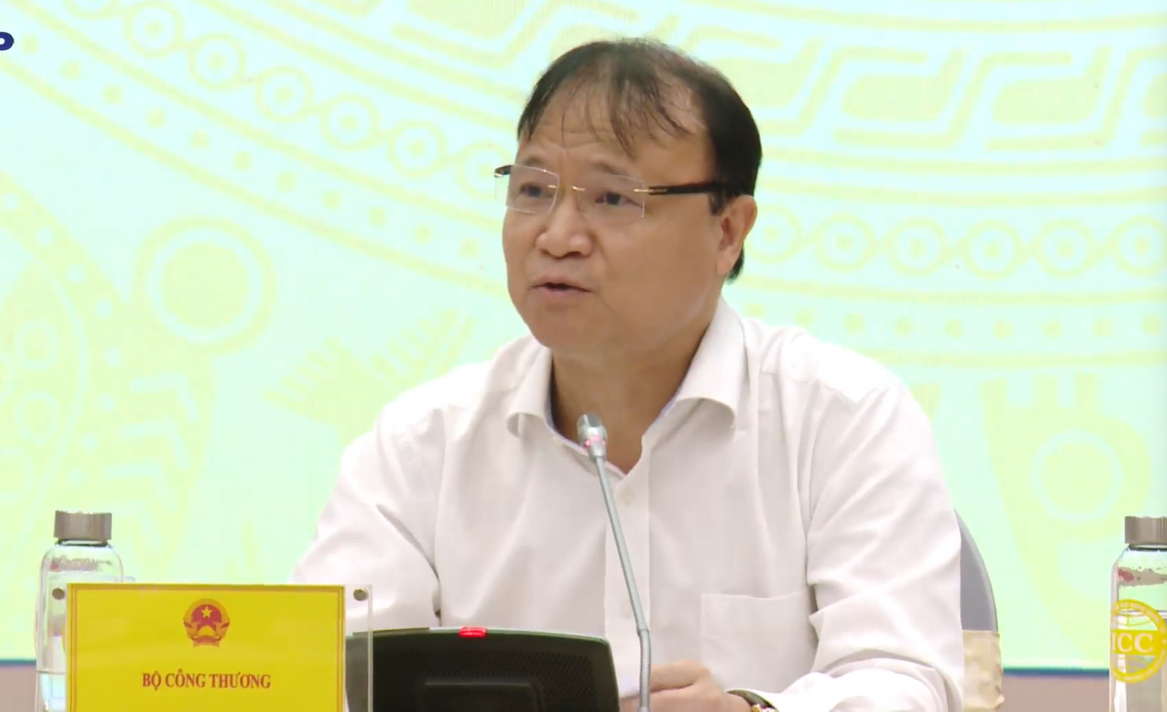 Thứ trưởng Bộ Công Thương Đỗ Thắng Hải trả lời câu hỏi của phóng viên về vấn đề nóng của ngành xăng dầu.