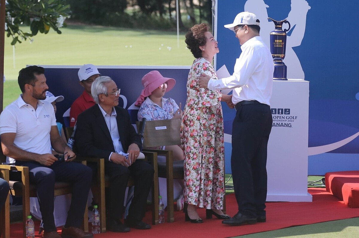 Ông Trần Phước Sơn, Phó Chủ tịch UBND thành phố Đà Nẵng bắt tay Madame Nguyễn Thị Nga, Chủ tịch Tập đoàn BRG, ghi nhận những đóng góp Tập đoàn BRG đối với thành công của giải đấu.