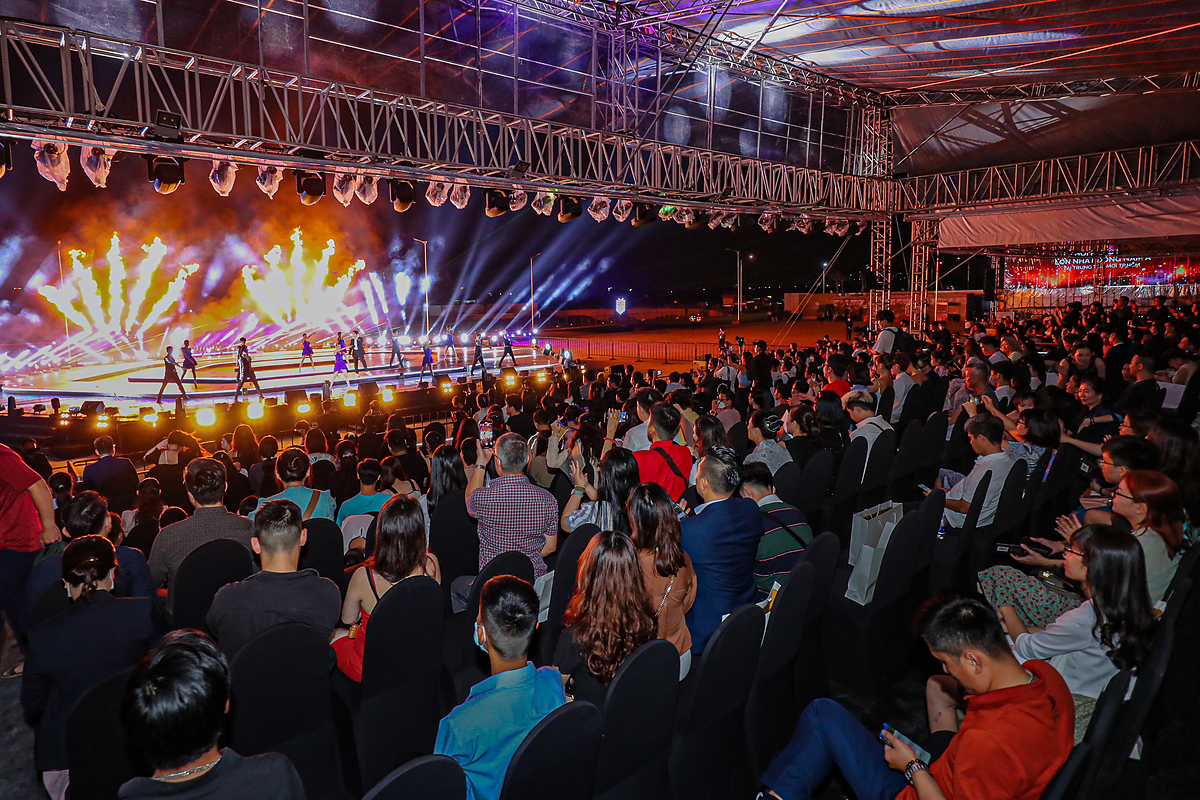 Hơn 1.000 khán giả đã có mặt tại The Global City, thưởng thức những các màn trình diễn đặc sắc.